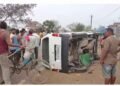 ट्रैक्टर से टकराई स्कूल वैन पलटने से 10 से ज्यादा बच्चे – टीचर घायल अस्पताल में इलाज जारी