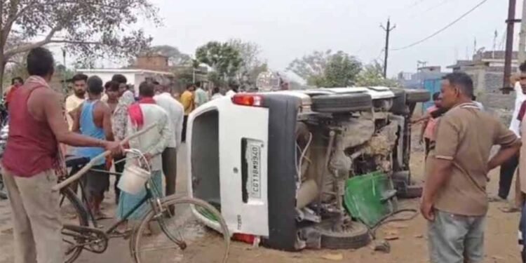 ट्रैक्टर से टकराई स्कूल वैन पलटने से 10 से ज्यादा बच्चे – टीचर घायल अस्पताल में इलाज जारी