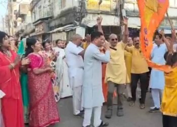 चैत्र नवरात्र पर मनेन्द्रगढ़ में भक्ति की बयार: प्रभात फेरी में उमड़ रहा श्रद्धालुओं का सैलाब