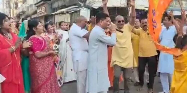 चैत्र नवरात्र पर मनेन्द्रगढ़ में भक्ति की बयार: प्रभात फेरी में उमड़ रहा श्रद्धालुओं का सैलाब