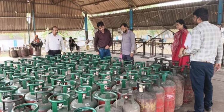 दुर्ग में बड़ा एक्शन: 599 गैस सिलेंडर जब्त, खाद्य विभाग की ताबड़तोड़ छापेमारी