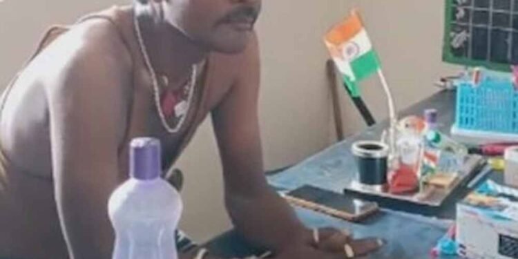 स्कूल में शराब पीकर आए दो सहायक शिक्षक सस्पेंड, डीईओ ने उठाया कड़ा कदम