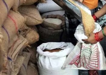 गरीबों के राशन में गड़बड़ी पर प्रशासन सख्त, दो संचालकों को हटाया