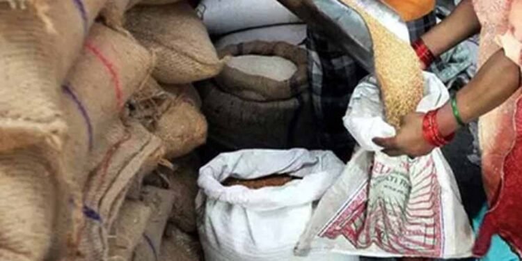 गरीबों के राशन में गड़बड़ी पर प्रशासन सख्त, दो संचालकों को हटाया