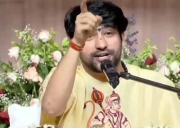 छत्तीसगढ़ में बागेश्वर सरकार की कड़ी चेतावनी, धर्मांतरण पर बोले- ‘ठठरी मारी जाएगी’