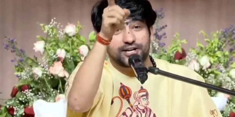 छत्तीसगढ़ में बागेश्वर सरकार की कड़ी चेतावनी, धर्मांतरण पर बोले- ‘ठठरी मारी जाएगी’