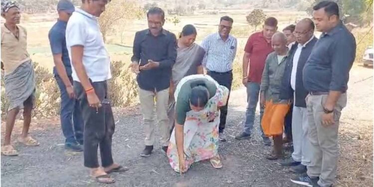सड़क निर्माण में गड़बड़ी पर भड़कीं विधायक रायमुनी भगत, निरीक्षण के दौरान अफसरों को लगाई फटकार