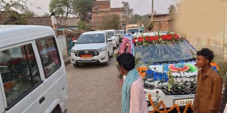 गरियाबंद कलेक्टर की महिला समूह से आधे घंटे चर्चा, बारातियों को देख बोले— ‘यही है बदली हुई हालत का प्रमाण’