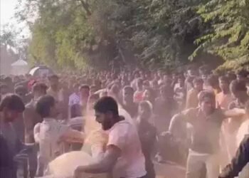 केंद्रीय विश्वविद्यालय में होली मिलन में भिड़े छात्र, तेज साउंड बजाने पर जमकर चले लात-घूंसे