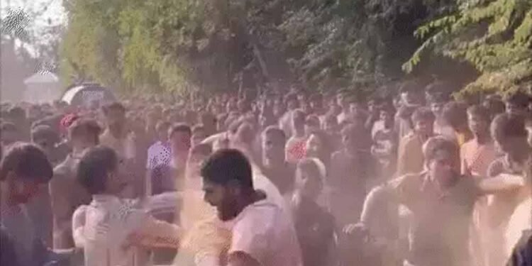 केंद्रीय विश्वविद्यालय में होली मिलन में भिड़े छात्र, तेज साउंड बजाने पर जमकर चले लात-घूंसे