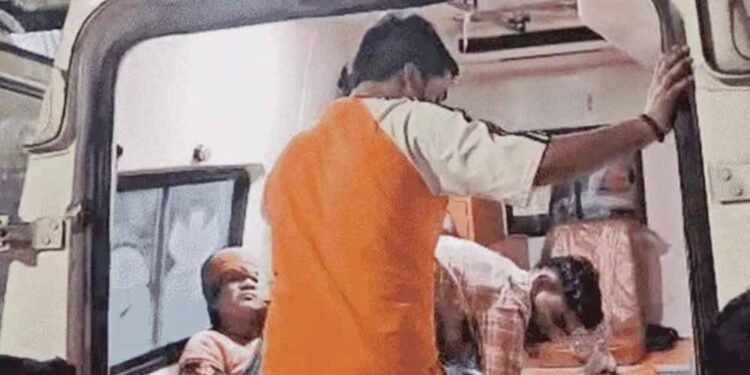 छिंदवाड़ा में भीषण सड़क हादसा: CM कार्यक्रम से लौट रही बस पलटी, 3 की मौत, 30+ घायल