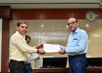 ई-ऑफिस में समयबद्ध कार्य करने और उपस्थिति में श्रेष्ठ प्रदर्शन करने वाले अधिकारी-कर्मचारियों को मुख्य सचिव ने किया सम्मानित