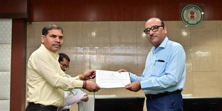 ई-ऑफिस में समयबद्ध कार्य करने और उपस्थिति में श्रेष्ठ प्रदर्शन करने वाले अधिकारी-कर्मचारियों को मुख्य सचिव ने किया सम्मानित