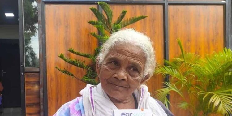 90 वर्षीय चाका बाई पुनः सुन सकती है जीवन की मधुर ध्वनि