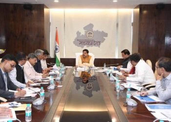 जल गंगा संवर्धन अभियान विकास का आधार और भावी पीढ़ियों के भविष्य को सुरक्षित रखने का प्रयास : मुख्यमंत्री डॉ. यादव  अभियान में ग्राम स्तर तक जनभागीदारी को प्रोत्साहित करना आवश्यक जल संरचनाओं के जलग्रहण क्षेत्र पर अतिक्रमण के‍विरूद्ध की जाए कार्यवाही