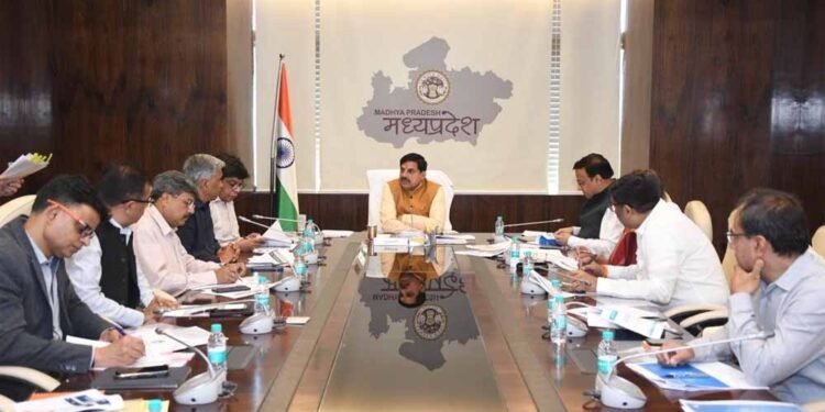 जल गंगा संवर्धन अभियान विकास का आधार और भावी पीढ़ियों के भविष्य को सुरक्षित रखने का प्रयास : मुख्यमंत्री डॉ. यादव  अभियान में ग्राम स्तर तक जनभागीदारी को प्रोत्साहित करना आवश्यक जल संरचनाओं के जलग्रहण क्षेत्र पर अतिक्रमण के‍विरूद्ध की जाए कार्यवाही