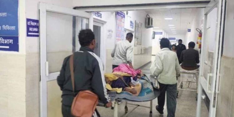 ग्वालियर अस्पताल में बदहाल व्यवस्था: 20 दिन से बंद लिफ्ट, मरीजों को सीढ़ियों से ले जाने की मजबूरी