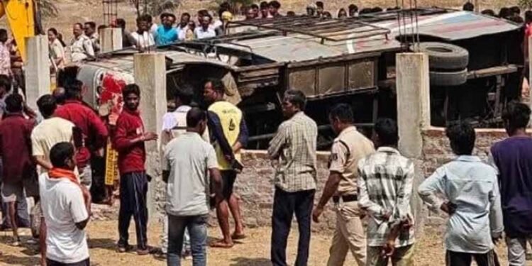 छत्तीसगढ़ के जशपुर में दर्दनाक हादसा: मकान में घुसी बस, 5 यात्रियों की मौत