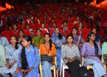 मंत्री  लक्ष्मी राजवाड़े ने 600 छात्राओं को दिखाई द केरल स्टोरी 2