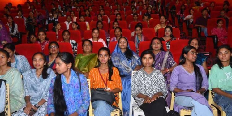 मंत्री लक्ष्मी राजवाड़े ने 600 छात्राओं को दिखाई द केरल स्टोरी 2