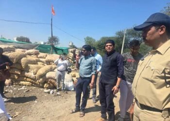 महू के कोदरिया में बिना अनुमति चल रहे आलू चिप्स कारखानों पर प्रशासन का शिकंजा, तीन इकाइयां सील