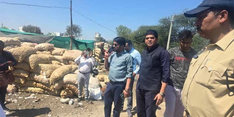 महू के कोदरिया में बिना अनुमति चल रहे आलू चिप्स कारखानों पर प्रशासन का शिकंजा, तीन इकाइयां सील