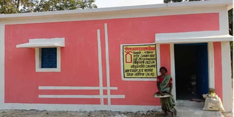 झोपड़ी से पक्के आशियाने तक- पीएम जनमन योजना से बदली रनिया बाई की जिंदगी’