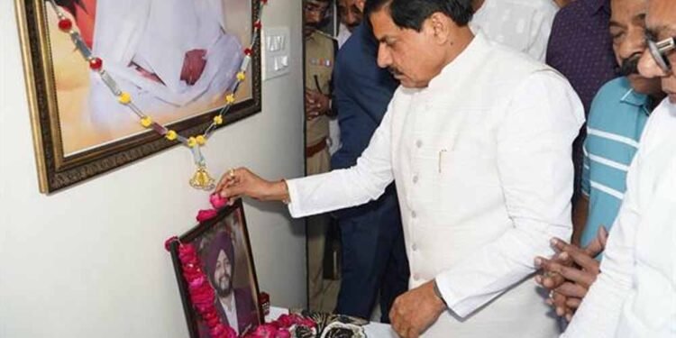 मुख्यमंत्री डॉ. यादव ने उज्जैन में दिवंगत गुरकीरत के चित्र पर पुष्प अर्पित कर दी श्रद्धांजलि