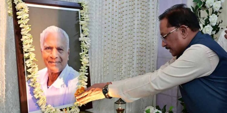 मुख्यमंत्री  विष्णुदेव साय ने लोकतंत्र सेनानी स्वर्गीय महावीर प्रसाद जैन को दी श्रद्धांजलि