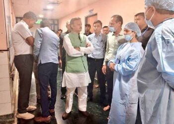 उप मुख्यमंत्री  शुक्ल ने एम्स भोपाल में उपचाररत मरीजों एवं उनके परिजनों से मिलकर कुशलक्षेम लिया