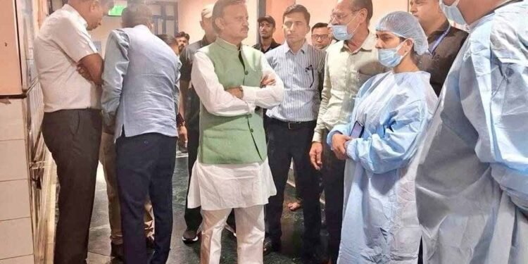 उप मुख्यमंत्री  शुक्ल ने एम्स भोपाल में उपचाररत मरीजों एवं उनके परिजनों से मिलकर कुशलक्षेम लिया