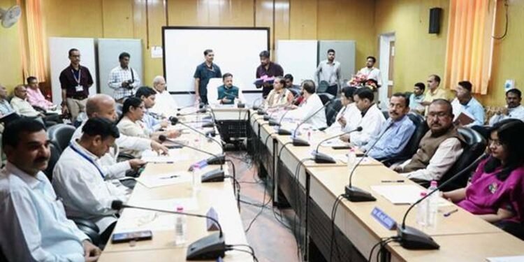 सुपर स्पेशलिटी अस्पताल रीवा में रिक्त पदों में भर्ती की कार्यवाही तेजी से करें : उप मुख्यमंत्री  शुक्ल