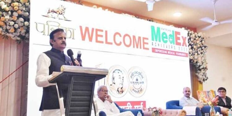 डॉक्टर सेवाभाव से मरीज का करें इलाज : उप मुख्यमंत्री  शुक्ल जी मीडिया समूह के कार्यक्रम में रीवा शहर के डॉक्टर्स का किया सम्मान