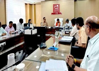 श्रमिकों के लिए बड़ा प्लान: मंत्री विजयवर्गीय बोले— LIG और EWS के बहुमंजिला आवास बनाएं