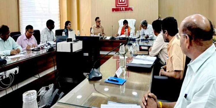 श्रमिकों के लिए बड़ा प्लान: मंत्री विजयवर्गीय बोले— LIG और EWS के बहुमंजिला आवास बनाएं