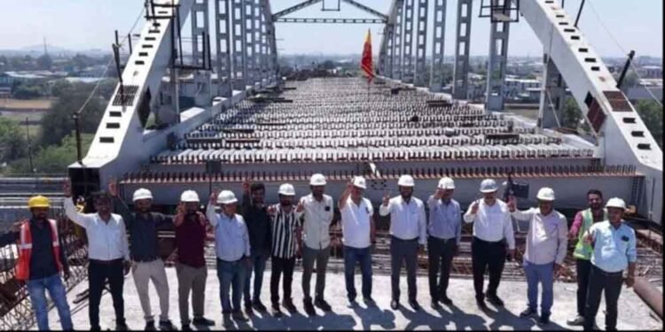 इंदौर में डबल डेकर फ्लाईओवर निर्माण ने पकड़ी रफ्तार, 400 टन ‘बो स्ट्रिंग’ हवा में असेंबल