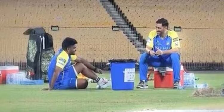 CSK कैंप में पहुंचे संजू सैमसन, एमएस धोनी से लंबी बातचीत का वीडियो वायरल