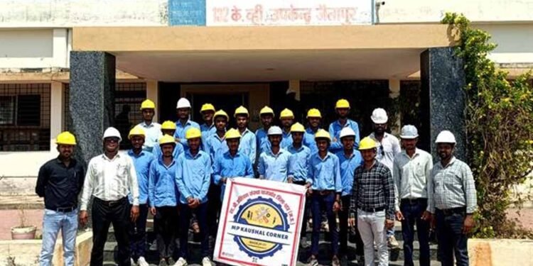 आईटीआई धामनोद के विद्यार्थियों ने समझी ट्रांसमिशन नेटवर्क की कार्यप्रणाली