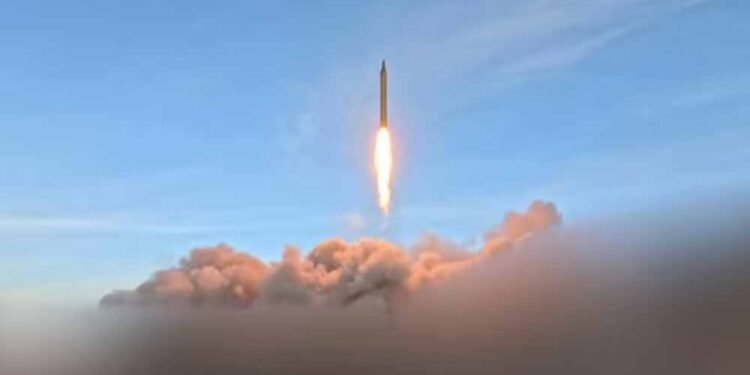 खर्ग द्वीप पर हमले से भड़का ईरान, दुबई और कुवैत एयरपोर्ट पर ताबड़तोड़ हमले, मची अफरातफरी