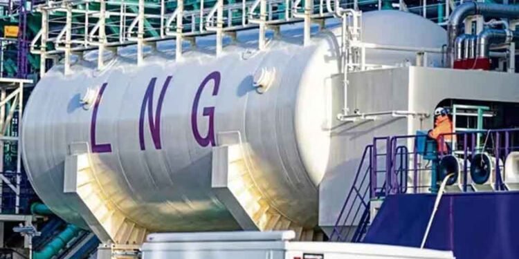 ईरान युद्ध का असर: कतर से एलएनजी सप्लाई रुकी, भारत में गैस संकट की आशंका