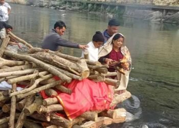 बागेश्वर में बेटियों ने निभाई पारंपरिक जिम्मेदारी, मां को दी मुखाग्नि