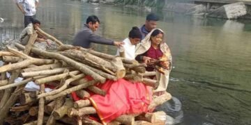 बागेश्वर में बेटियों ने निभाई पारंपरिक जिम्मेदारी, मां को दी मुखाग्नि