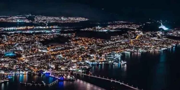 40 मिनट की रात वाला अनोखा देश: जहां आधी रात में भी चमकता है सूरज