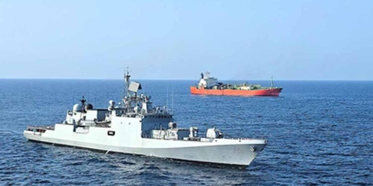स्ट्रेट ऑफ होर्मुज से सुरक्षित लौट रहे भारतीय जहाज, नेवी के वॉरशिप दे रहे एस्कॉर्ट