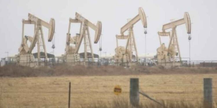 ईरान युद्ध का असर: सप्लाई संकट की आशंका के बीच उछाल के बाद कच्चे तेल की कीमतें स्थिर