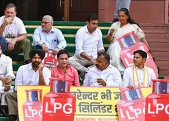 LPG संकट पर राहुल गांधी का तंज: ‘संसद से नरेंद्र गायब, देश से सिलेंडर गायब’