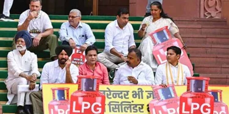 LPG संकट पर राहुल गांधी का तंज: ‘संसद से नरेंद्र गायब, देश से सिलेंडर गायब’