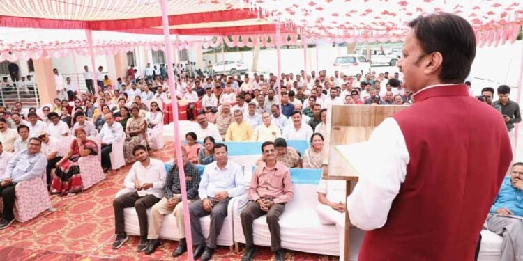 अधोसंरचना विकास के साथ शिक्षा में गुणात्मक विकास आवश्यक – उप मुख्यमंत्री शुक्ल