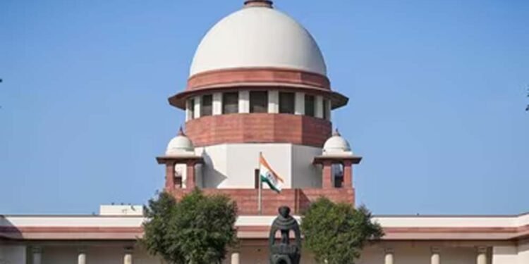 CM पर धमकाने का आरोप, महिला पहुंची सुप्रीम कोर्ट; जज की टिप्पणी से बढ़ी चर्चा