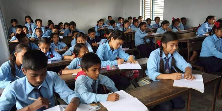 सरकारी स्कूलों में कलेक्टर समेत 162 अधिकारी करेंगे पढ़ाई, नए शैक्षणिक सत्र में होंगे बड़े बदलाव